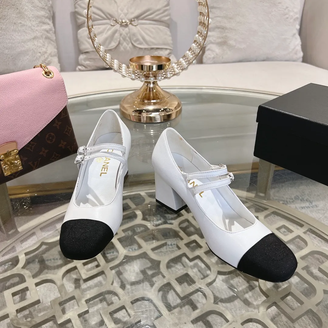 👟👟Ex-factory price 520👟👟 Women's Shoes Factory 𝐂𝐇𝐀𝐍𝐄𝐋 | Xiaoxiang 2025 Mary Jane Shoes Macaron Series ❤️ 2025 Spring and Summer New Xiaoxiang Mary Jane Shoes Series New〰 🍬 A must in the fashion circle, the matching will demonstrate meticulous minimalism Classic elements that will never fade away 💋 Show unique dressing style and it’s too beautiful to say anything. A must-have for summer... Upper: Sheepskin Lining: Sheepskin Outsole: Genuine leather sole Shoe size: 35-41 (40 and 41 customizations are non-refundable) Heel height: 1.5cm/6cm